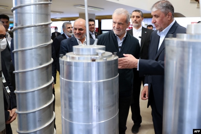 Prezident Məsud Pezeşkian və İran Atom Enerjisi Təşkilatının rəhbəri Məhəmməd İslami Tehranda Nüvə Texnologiyası Milli Günü münasibətilə keçirilən tədbirdə.